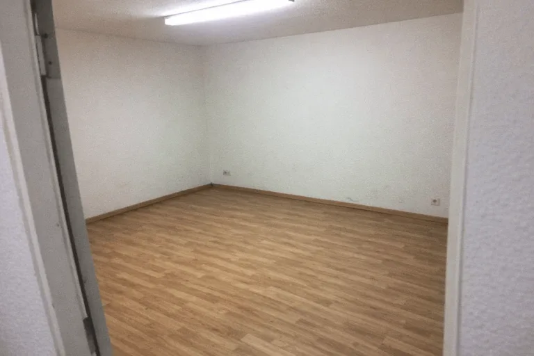 Räumung abgeschlossen: leeres Zimmer, frei zugängliche Flächen und sauberer Übergabezustand